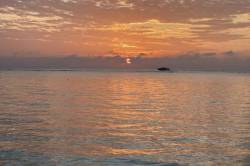 zapadají slunce do moře na Maledivách