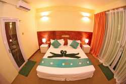 Hotel-Dhiguhah-Maledivy-pokoj
