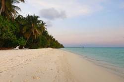 dlouhá pláž Maledivy