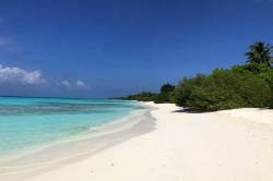 neuvěřitelně dlouhá pláž Maledivy