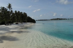 Dovolená na Maledivách - turistická bikini pláž