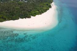 pláž ostrova Lhohi Maledivy