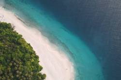 pláž ostrova Lhohi Maledivy