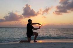recenze-Fulhadhoo-Maledivy-Lukas-na-plazi-zapad-slunce