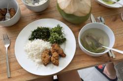 oběd ryba s rýží a řasou