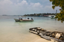 Maledivy, ostrov Huraa, čluny jsou připraveny na výlety