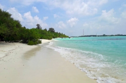 písečná pláž na Maledivách
