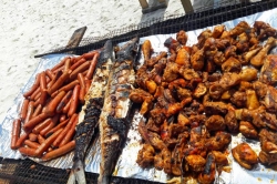 grilované rybí a kuřecí maso na výletě