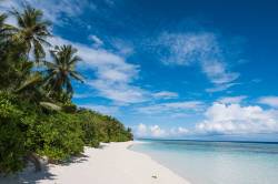 pláž Thinandhoo Maledivy