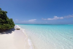 písečná pláž Maledivy