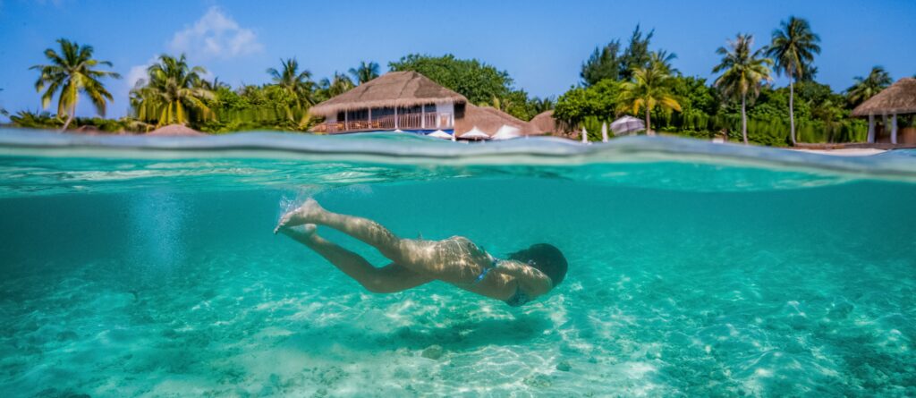 šnorchlování v resortu na Maledivách