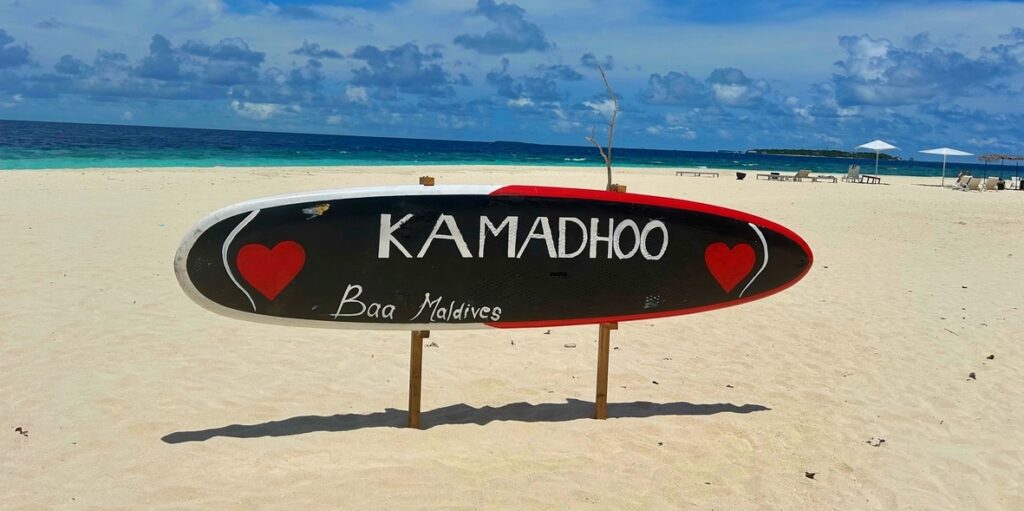 bikini pláž Kamadhoo Maledivy