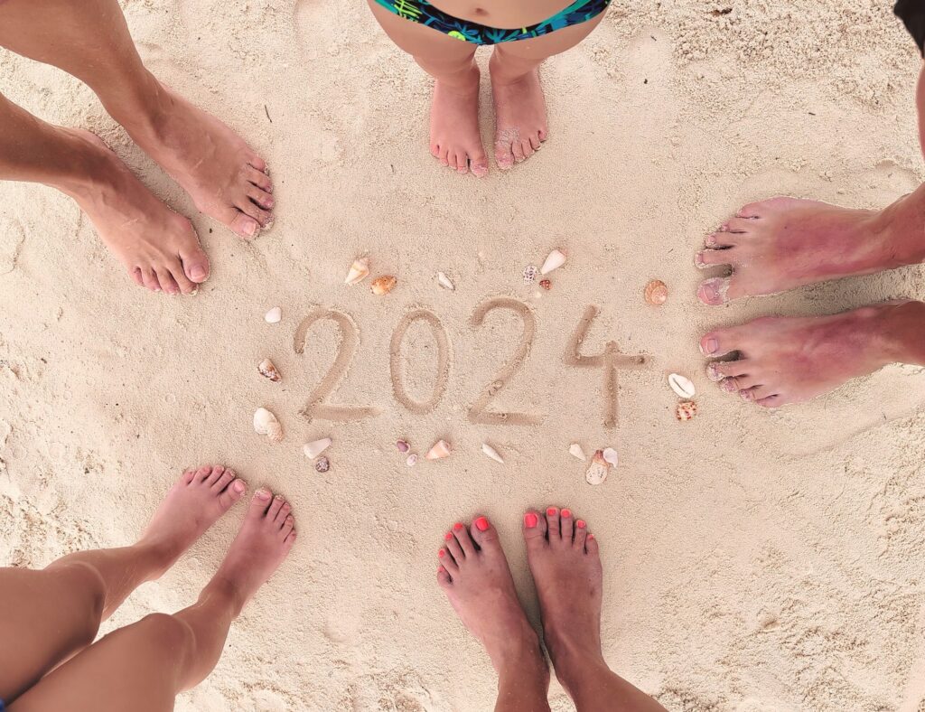 nápis 2024 v písku na Maledivách
