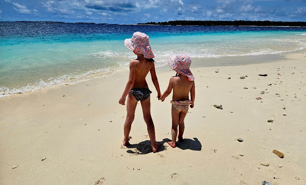 dvě děti na pláži 