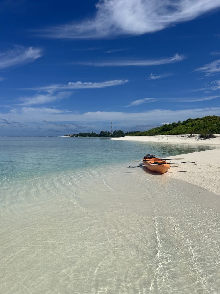 kajak na pláži Malediv