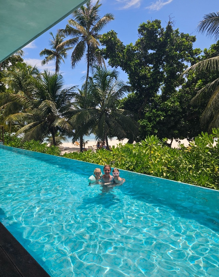v bazénu na Maledivách