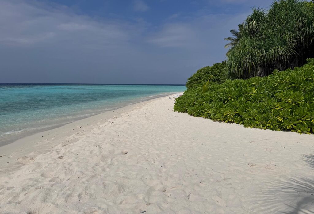 nádherná pláž bez lidí na ostrově Omadhoo Maledivy